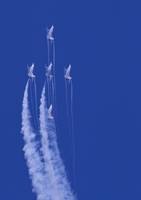 Thunderbirds 5 Straight Up With Contrails
